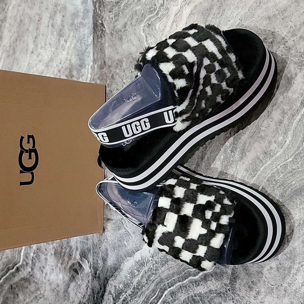 NWT Women's UGG Fuzzy Slides - Picture 1 of 6